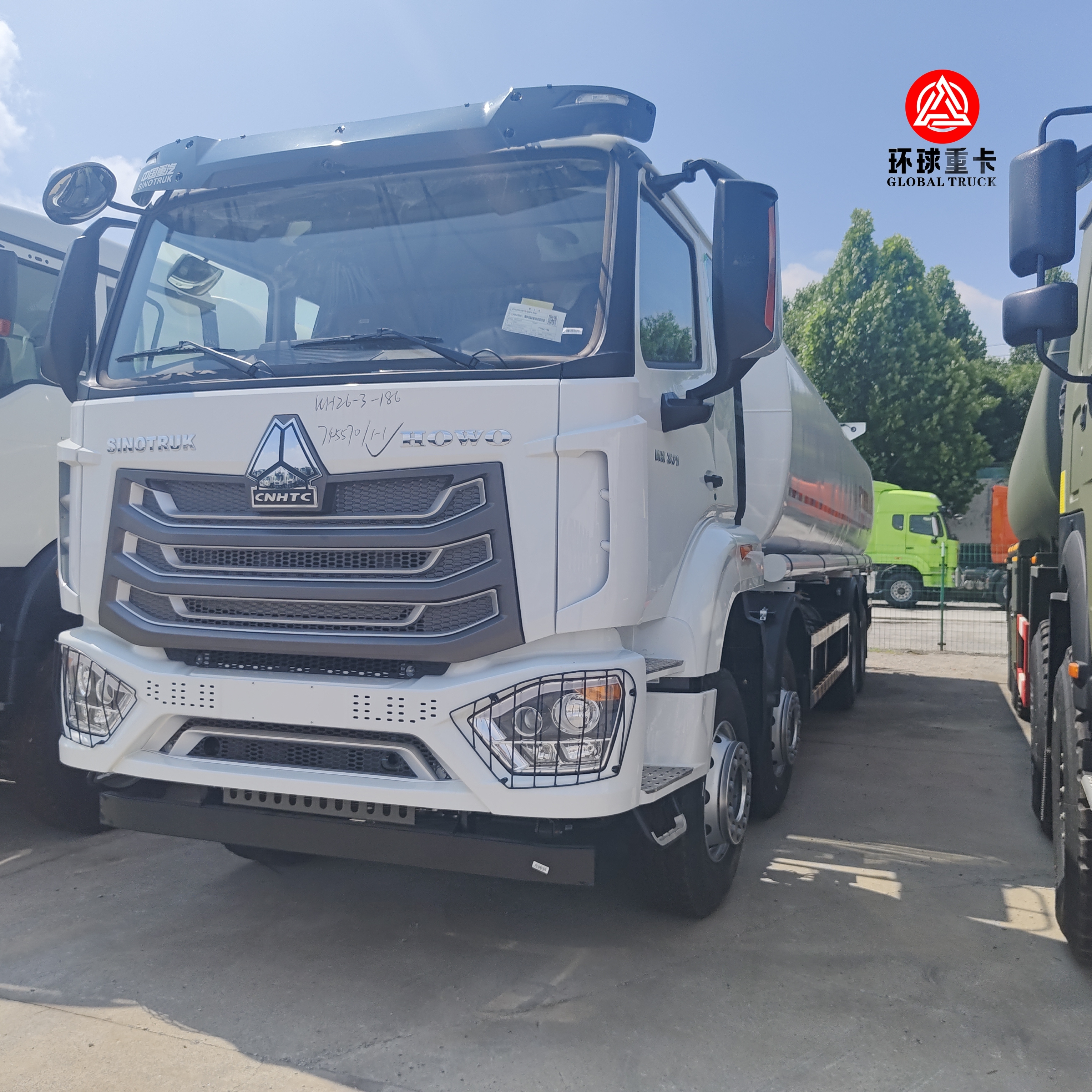 HOWO NX 8x4 30000L Yakıt Tanklı Kamyon Kenya Yakıt Taşımacılığı için Ağır Güçlü Dizel Bowser Kamyon