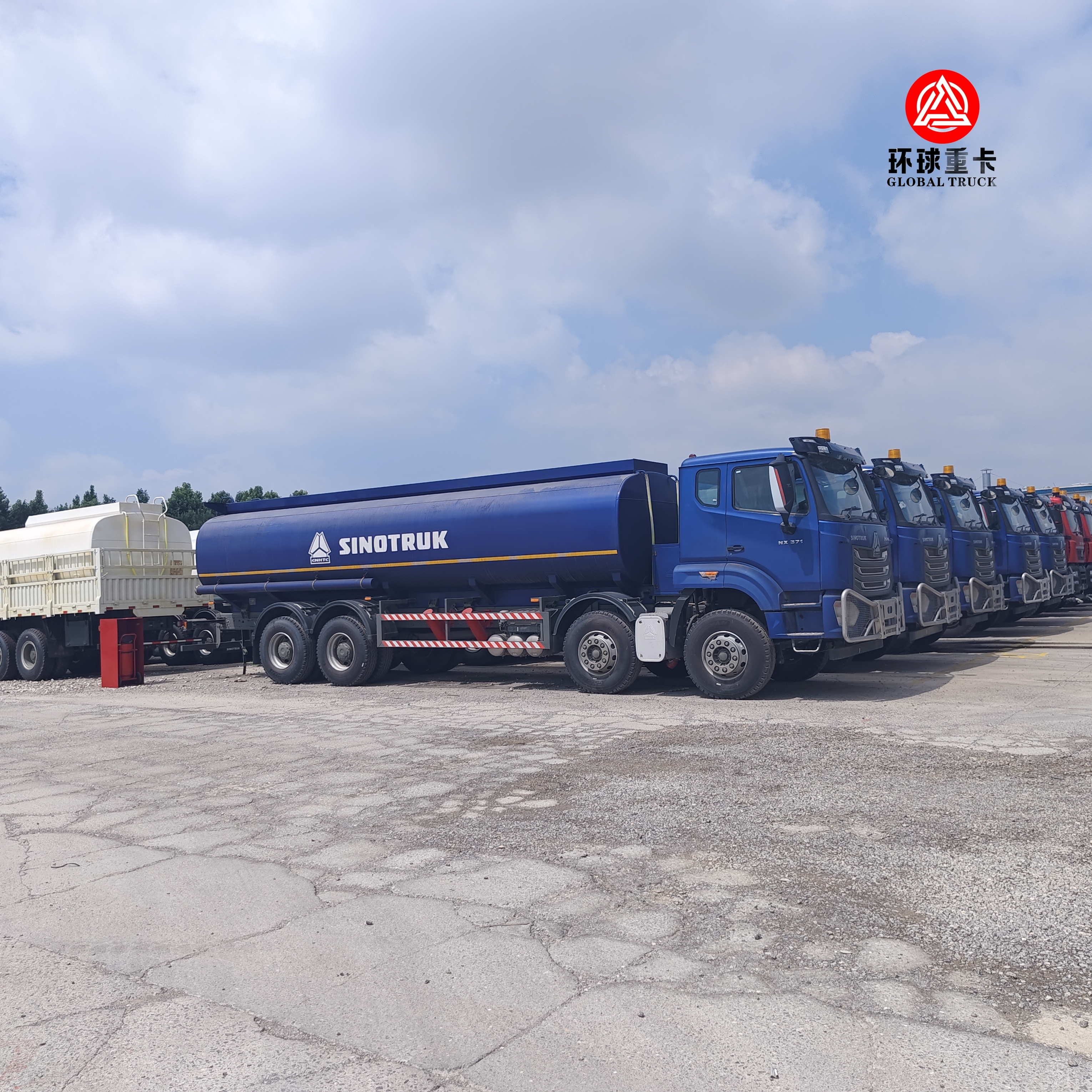 Tanzanya Pazarı İçin HOWO NX 8x4 30000L Akaryakıt Tankeri Ağır Hizmet Dizel Tanker Kamyonu
