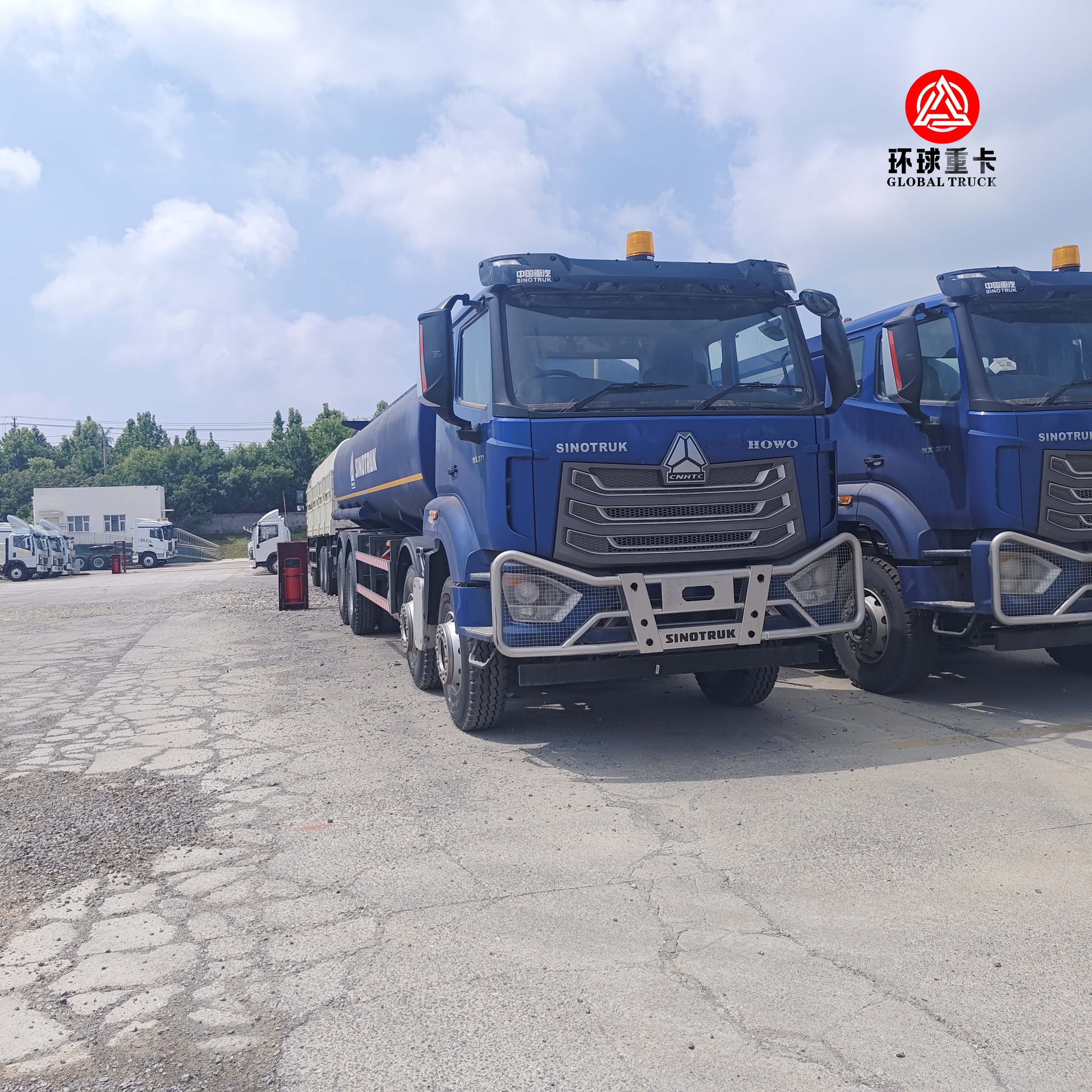 HOWO NX 8x4 30000L Yakıt Tanker Kamyonu Nijerya Pazarı için Ağır Görevli Dizel Bowser Kamyonu